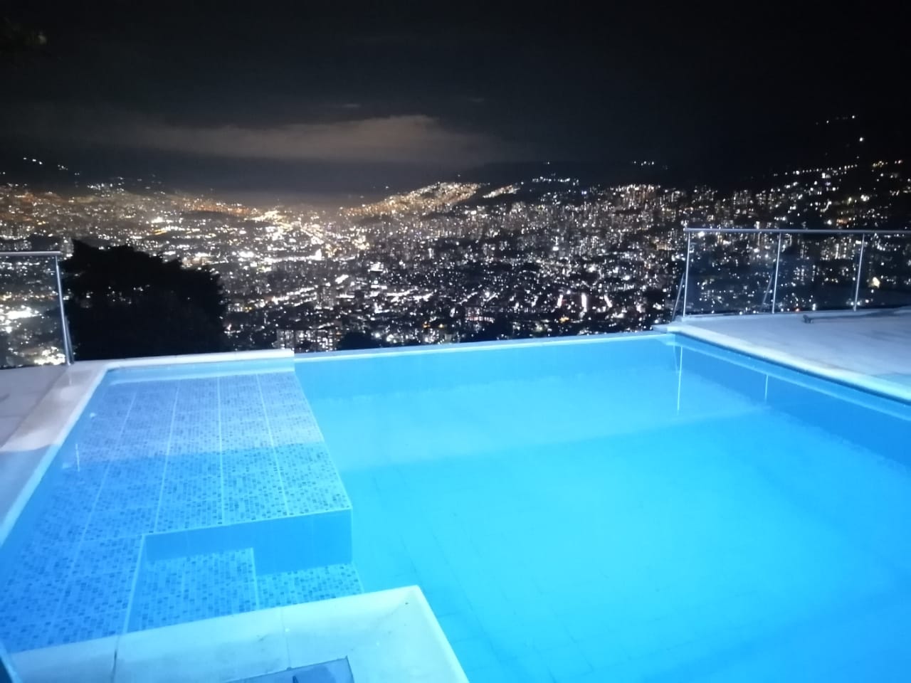 Piscina sin fin de The View con vista panorámica de Medellín